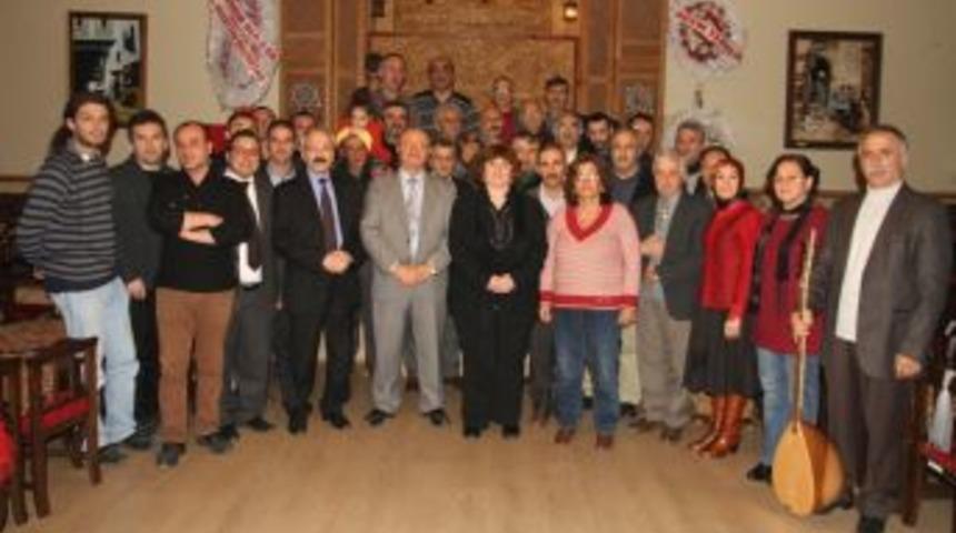 İlkadım&rsquo;da Şiir Akşamları Duygusal Anlar Yaşatıyor