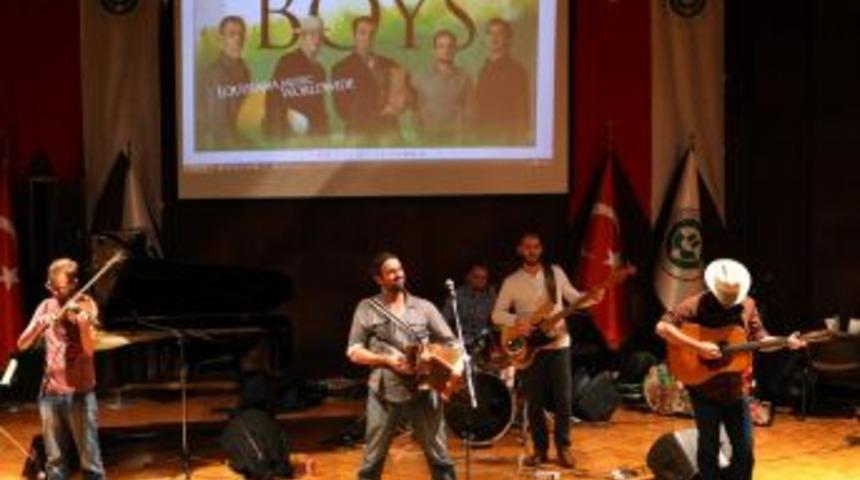 &Ccedil;&Uuml;'de Pine Leaf Boys R&uuml;zgarı