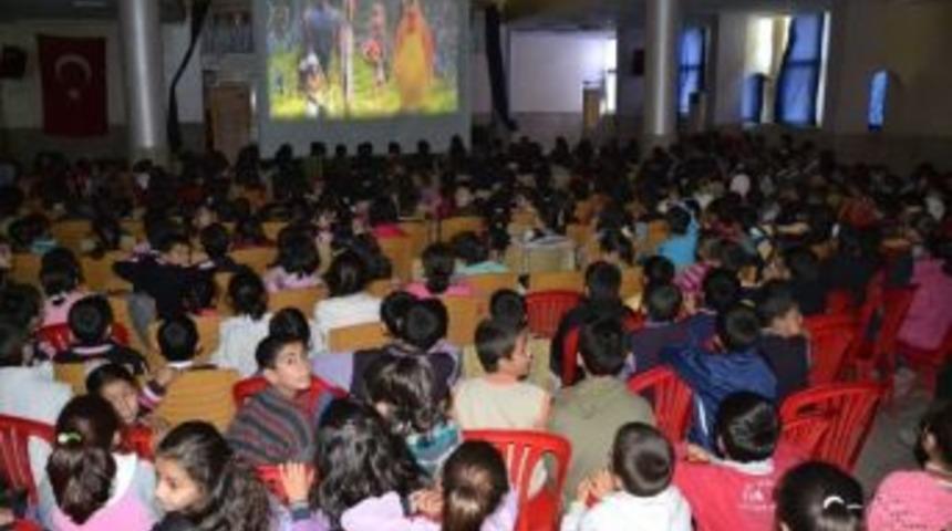 Gezici Sinema Şenliğinde Binlerce &Ccedil;ocuğa Ulaşıldı