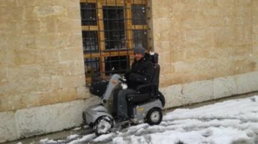 Silvan'da Engelliler Soğuk Havada Namaz Kılıyor