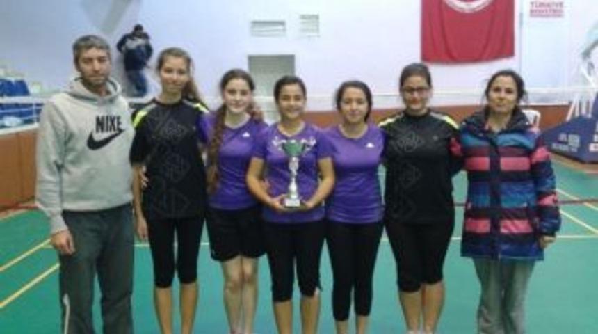 Badmintona Menderesli Kızlar Ambargo Koydu