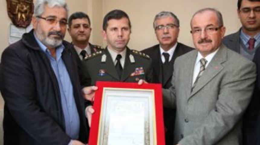 Vali Kocatepe, Şehit Babasına Oğlunun Şahadet Belgesini Teslim Etti