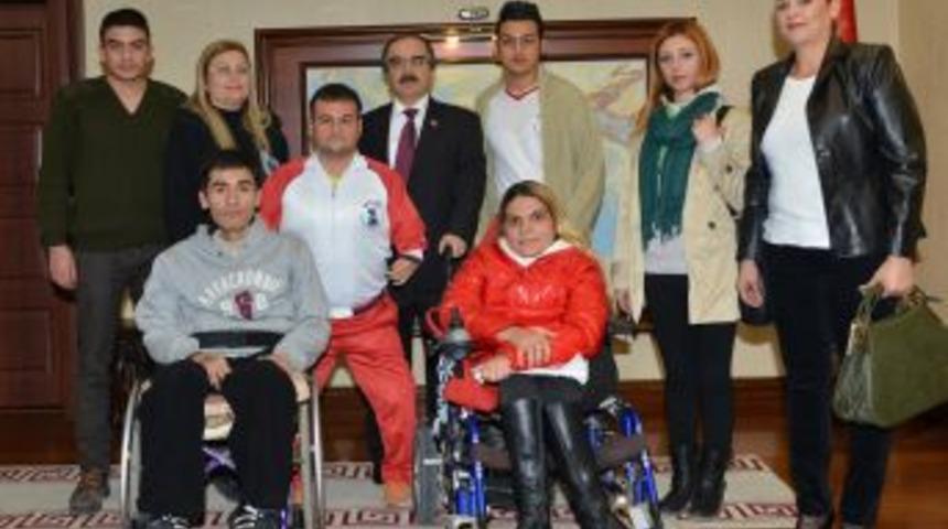 Engelli Sporcular Başarılarını Vali Coş Ile Paylaştı