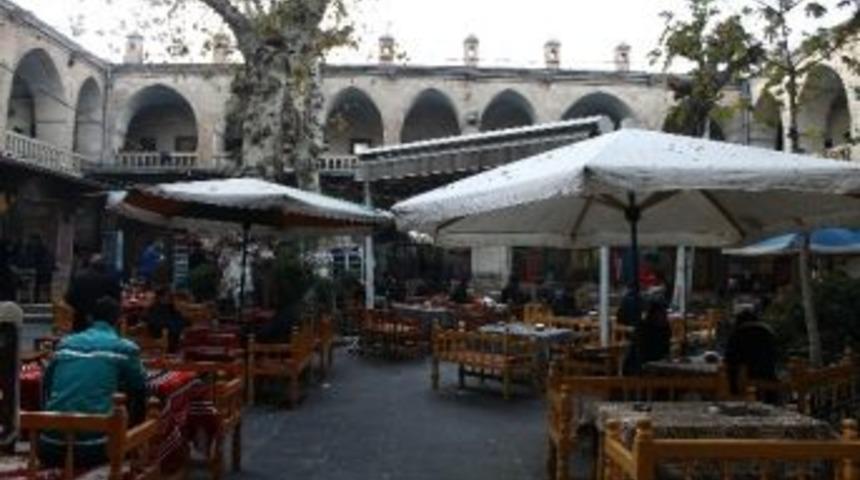 Şanlıurfalılar G&uuml;neşin Keyfini &Ccedil;ıkartıyor