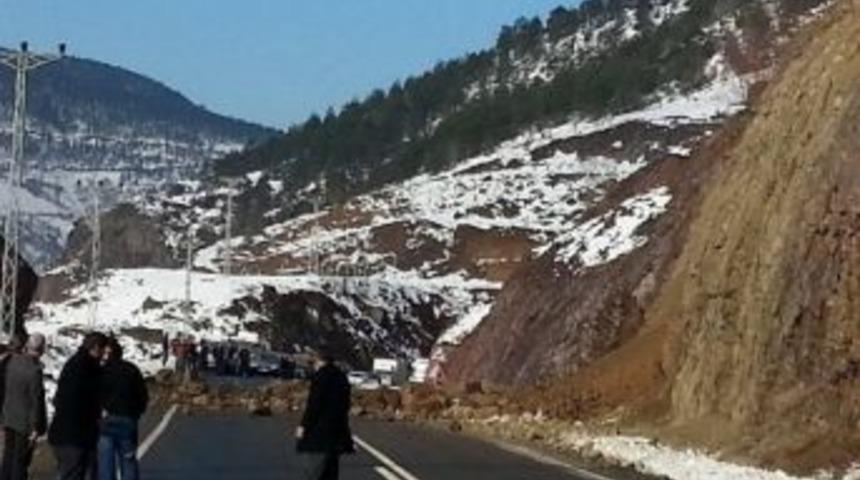 Artvin-bor&ccedil;ka Karayolu&rsquo;nda Heyelan