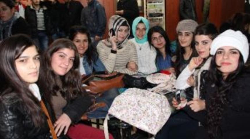 Kars&rsquo;ta Polis &Uuml;niversite &Ouml;ğrencisi El Ele