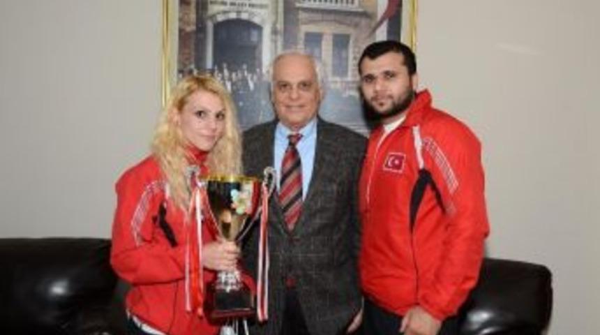 D&uuml;nya Şampiyonu, Sevincini Rekt&ouml;r Aydın İle Paylaştı