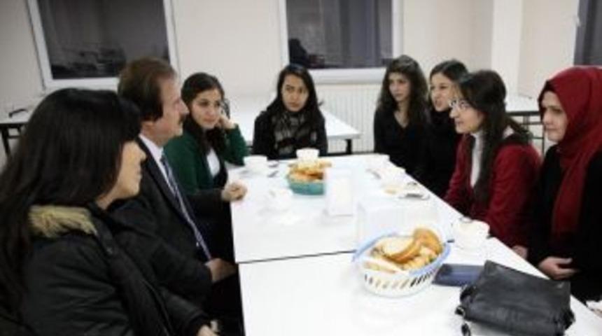 C&uuml; Rekt&ouml;r&uuml; Kocacık &Ouml;ğrencileri Ziyaret Etti