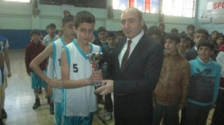 Hakkari&rsquo;de Okullar Arası Basketbol Turnuvası