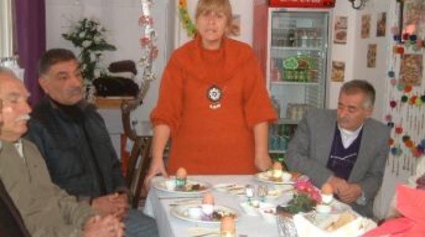 Burhaniye&rsquo;de Emeklilere Dostluk Ve Dayanışma Yemeği