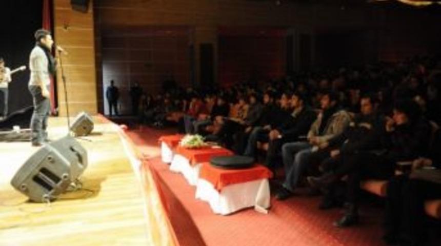 D&uuml;&rsquo;de 6 Dilli M&uuml;zik Dinletisi