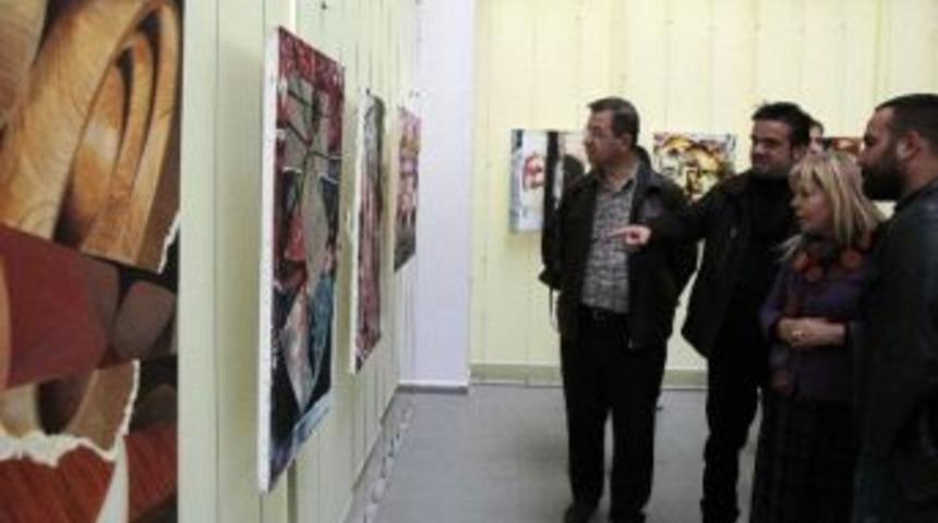 Pa&uuml; &Ouml;ğrencileri A&uuml;&rsquo;de Sergi A&ccedil;tı