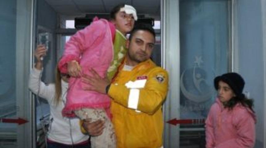 Bitlis'te Tır &Ouml;ğrenci Servisine &Ccedil;arptı: 6 Yaralı