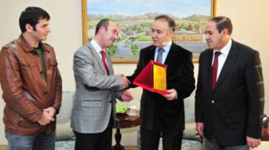 EGİAD'dan Vali Altıparmak&rsquo;a Plaket