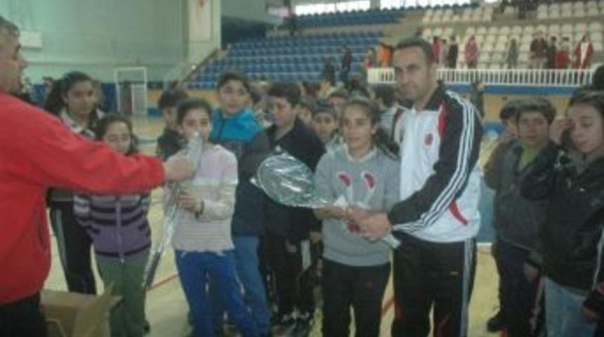 Hakkarili &Ccedil;ocuklara Badminton Malzemesi Dağıtımı