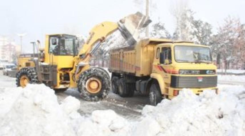 Muş Belediyesi Kar Taşıma &Ccedil;alışmalarına Başladı