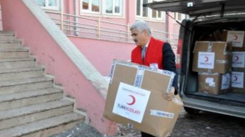 Kızılay &Ouml;ğrencileri Giydiriyor