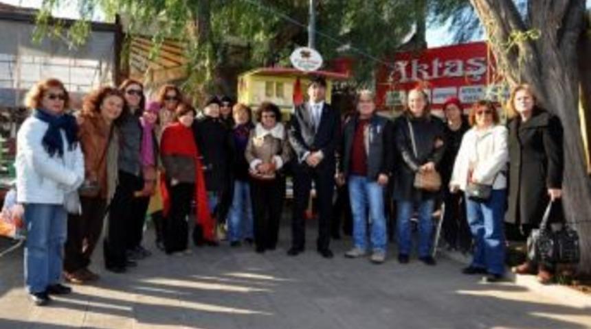 Fo&ccedil;a Demokrasi Meydanı&rsquo;nda, Sokak K&uuml;t&uuml;phanesi Oluşturuldu