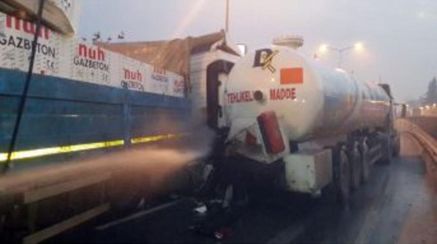 TIR, LPG Y&uuml;kl&uuml; Tankere &Ccedil;arptı, Faciadan D&ouml;n&uuml;ld&uuml;