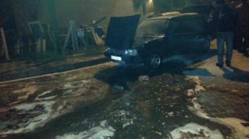 Kırkağa&ccedil;'ta Park Halindeki Otomobil Alev Alev Yandı