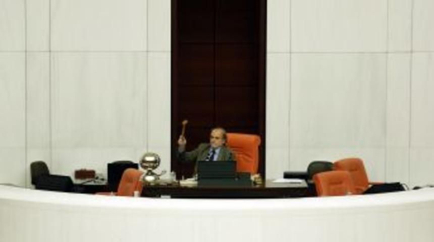 Meclis'te A&ccedil;lık Grevi Yapan 4 HDP'li Vekil Geceyi Kuliste Ge&ccedil;irecek