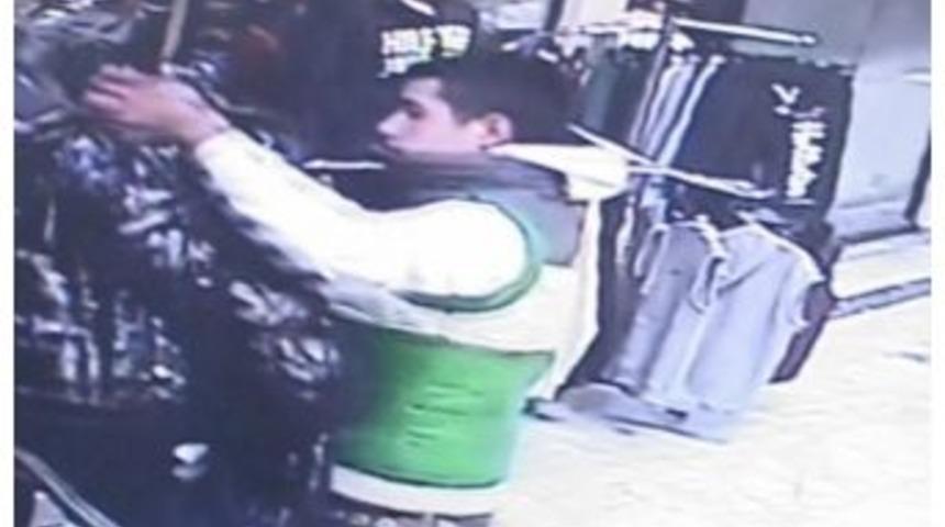 (&ouml;zel Haber) Hırsız Mankenin &Uuml;st&uuml;ndeki Montu &Ccedil;aldı