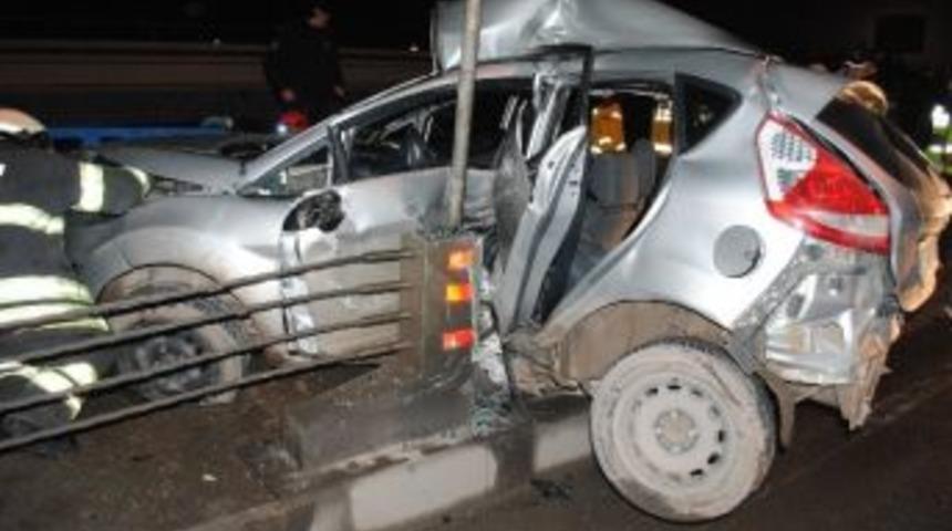 Otomobil Bariyerlere Girdi: 1 &Ouml;l&uuml;, 1 Yaralı