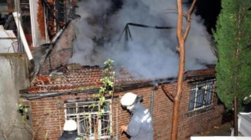 Osmangazi'de Iki Katlı Ahşap Ev Yandı