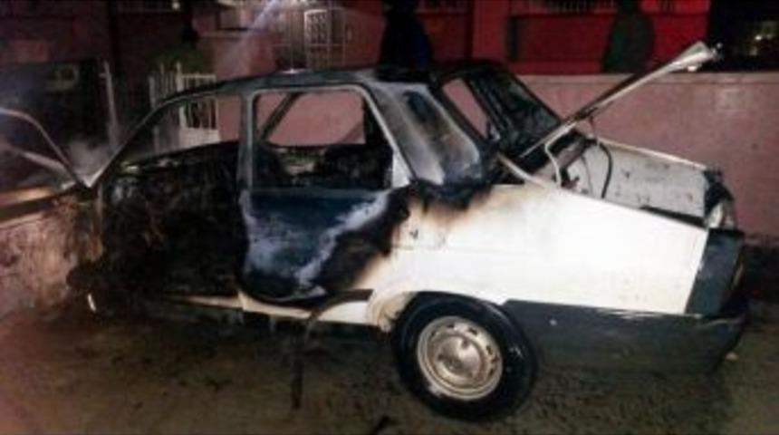 Siverek'te Park Halindeki Otomobil Yandı