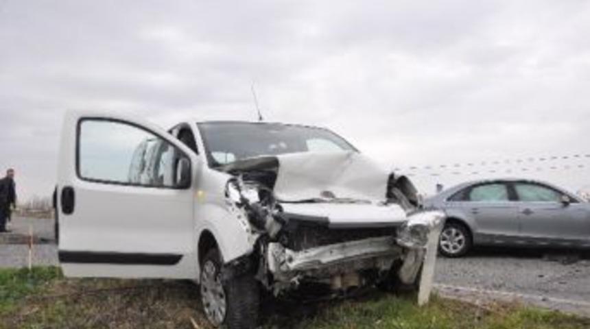 2 Otomobil Kafa Kafaya &Ccedil;arpıştı: 4 Yaralı