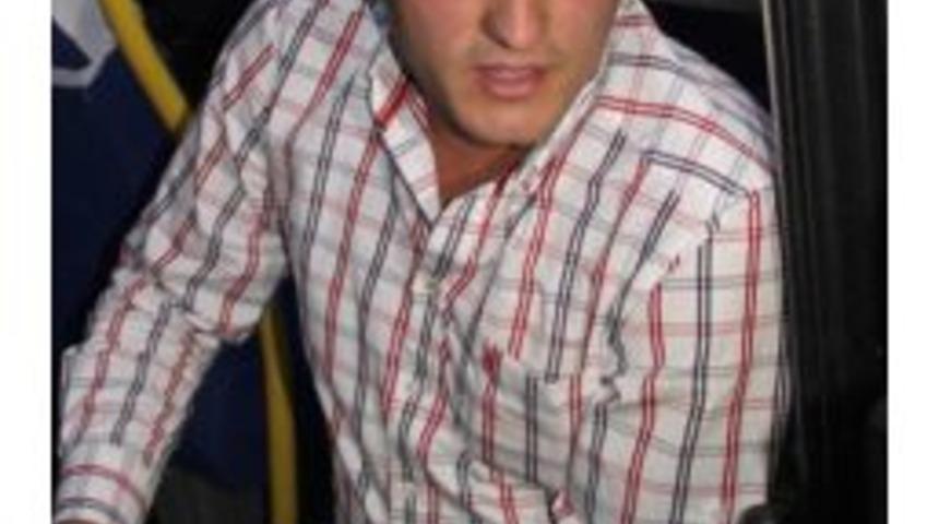 Kar Maskeli Iki Kişi Minib&uuml;s S&uuml;r&uuml;c&uuml;s&uuml;n&uuml; Bı&ccedil;akladı