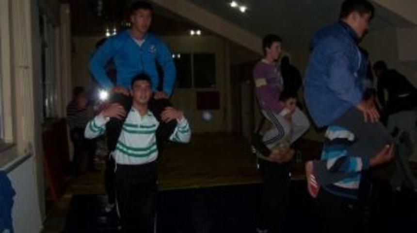 Korkuteli Halk Eğitim Başpehlivan Yetiştiriyor