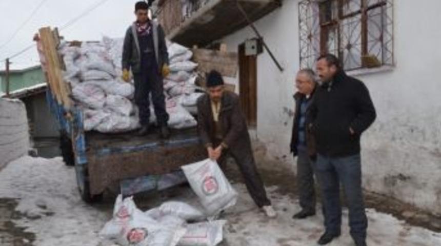 Sığınmacılara K&ouml;m&uuml;r Yardımı Başladı