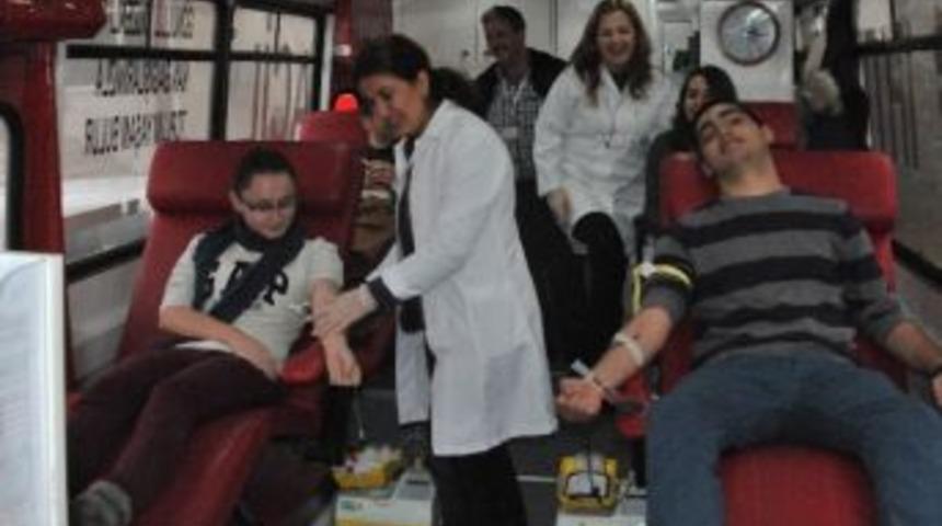 &Ouml;ğrenciler Kan Bağışladı