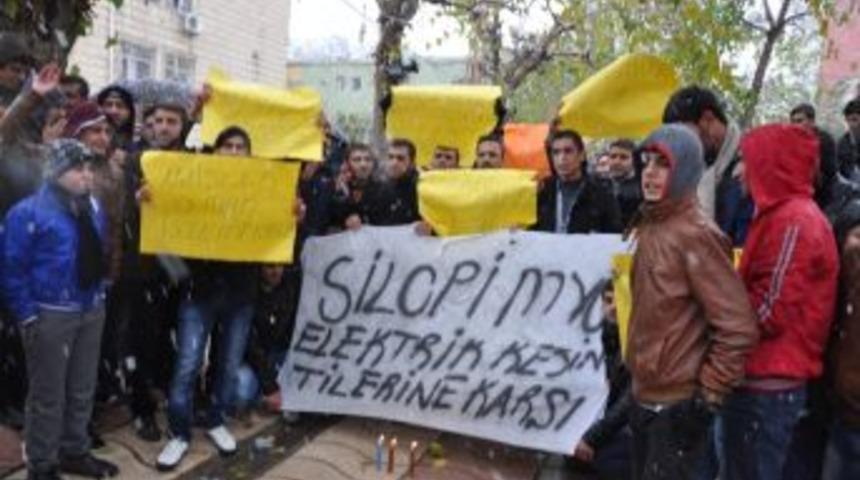 &Ouml;ğrenciler, Elektrik Kesintisini &lsquo;t&uuml;rk&uuml;&rsquo; Ile Protesto Etti