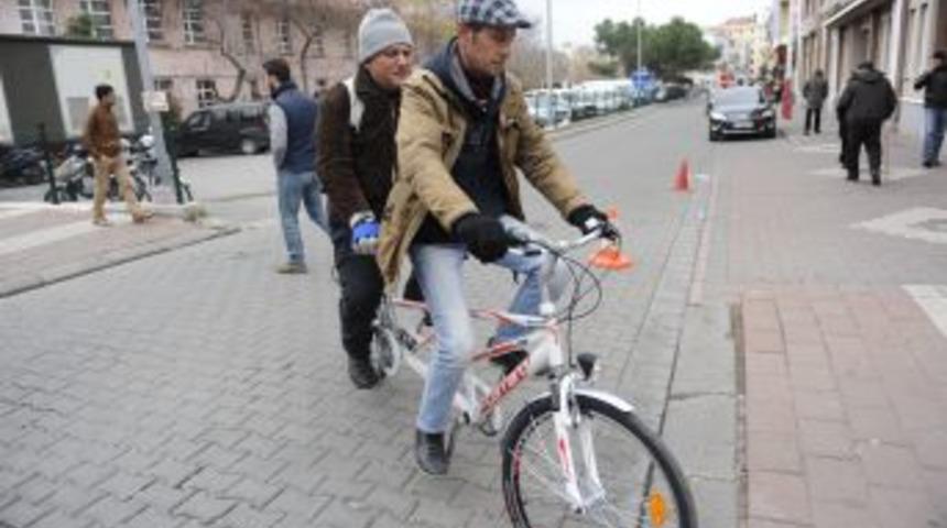 G&ouml;rme Engelli, Bisikletiyle Trafik Kazalarına Dikkat &Ccedil;ekiyor