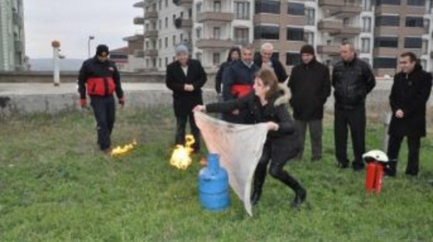 Tekirdağ İtfaiyesi Belediye &Ccedil;alışanlarına Yangın S&ouml;nd&uuml;rme Eğitimi Verdi