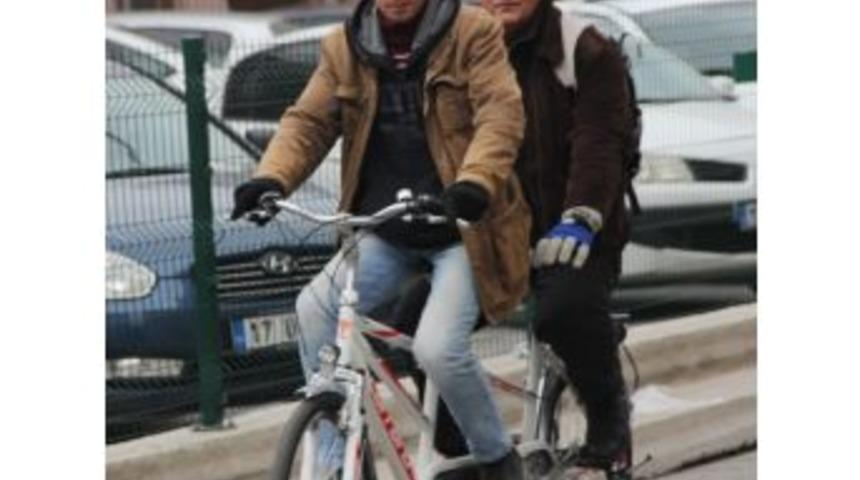 G&ouml;rmeden Pedal &Ccedil;evirerek Trafik Canavarına Dikkat &Ccedil;ekiyor