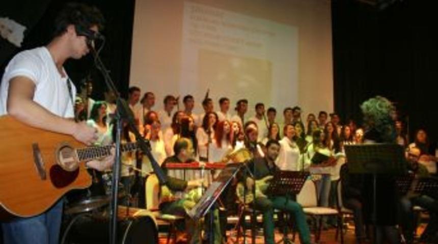 Ahmet R&uuml;şt&uuml; Lisesi &Ouml;ğrencilerinden Sezen Aksu Gecesi