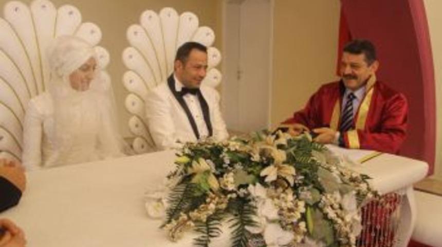 Başkan gen&ccedil; &ccedil;iftleri yalnız bırakmadı