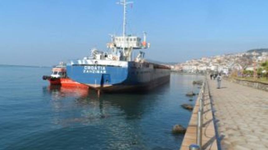 Karaya oturan gemi nihayet kurtarıldı