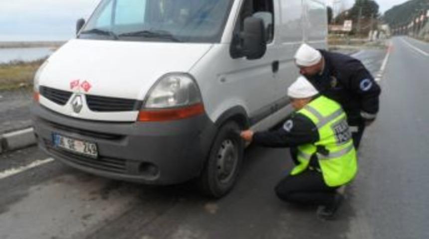 Trafik Ekipleri Kış lastiği denetimi yapıyor