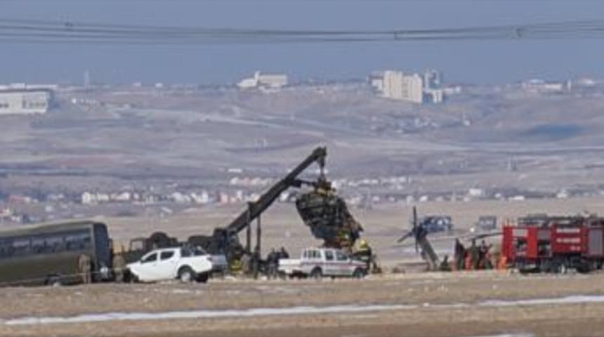 D&uuml;şen Askeri Helikopterin Enkazı Kaldırıldı