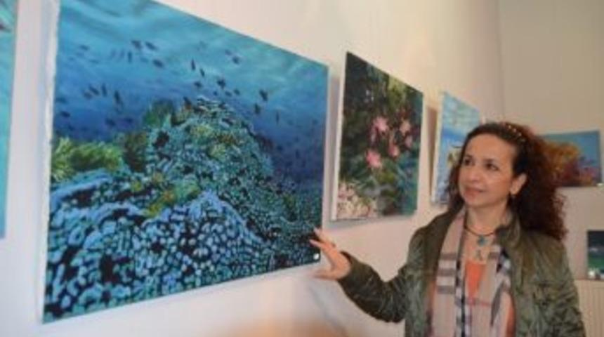 Ev Hanımıyken Su Altı Konusunda D&uuml;nyada Tek Kadın Ressam Oldu