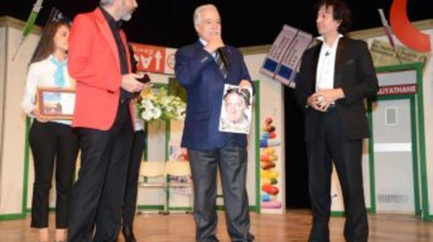 Adanalı Tiyatro Severlerin Jesti Uygur Kardeşleri Duygulandırdı