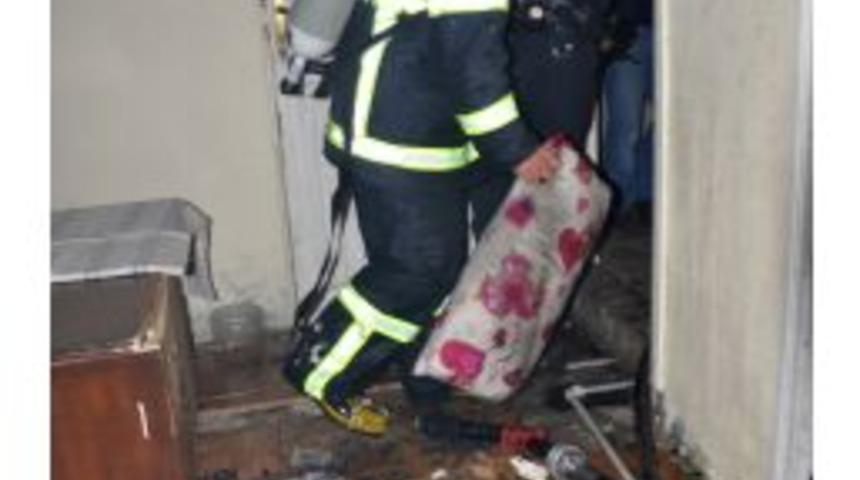 Sobadan D&uuml;şen Kıvılcım Evi Yaktı: 1 &Ouml;l&uuml;, 1 Yaralı