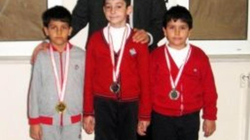Burhaniye&rsquo;de Bah&ccedil;eşehir Koleji&rsquo;nin Satran&ccedil; Başarısı