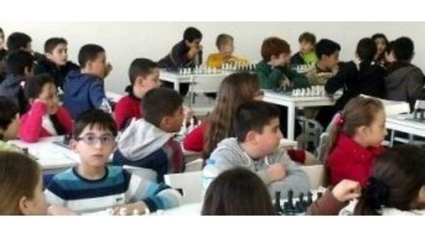 Burhaniye&rsquo;de K&uuml;&ccedil;&uuml;k Satran&ccedil;&ccedil;ılar Yarıştı