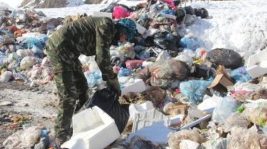 Dondurucu Havada Ekmeğini &Ccedil;&ouml;pten &Ccedil;ıkartıyor