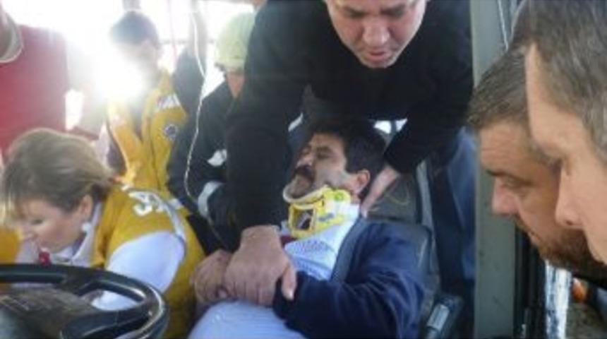 Sakarya'da Yolcu Otob&uuml;s&uuml; Ve Trakt&ouml;r &Ccedil;arpıştı: 1'i Ağır 5 Yaralı
